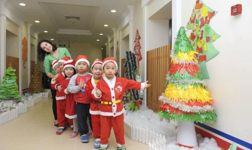 Trang trí Giáng Sinh trường mầm non mang đến sự thích thú cho bé