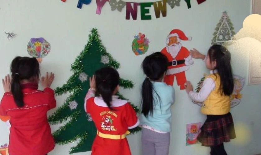 Lên ý tưởng, phong cách phù hợp với trẻ em khi trang trí Giáng Sinh trường mầm non