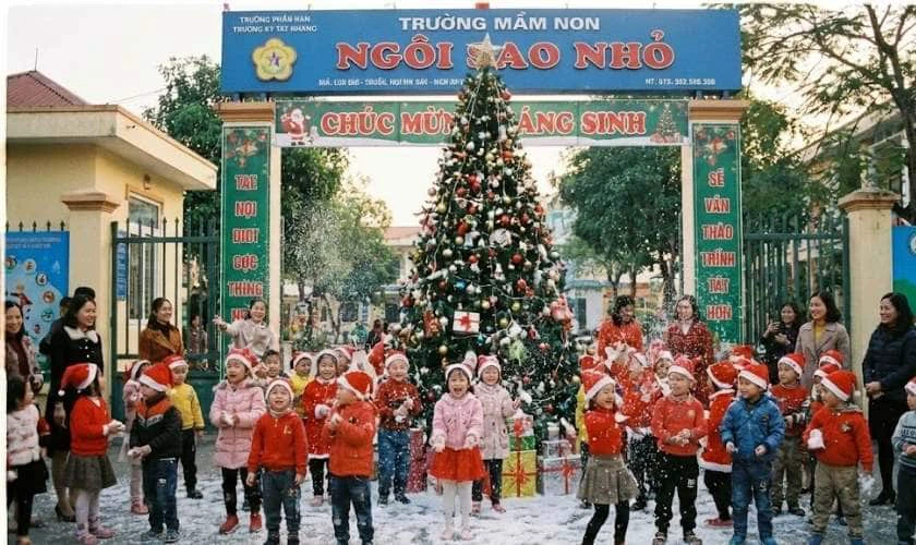 Trang trí Giáng sinh mầm non với cây thông Noel gần gũi