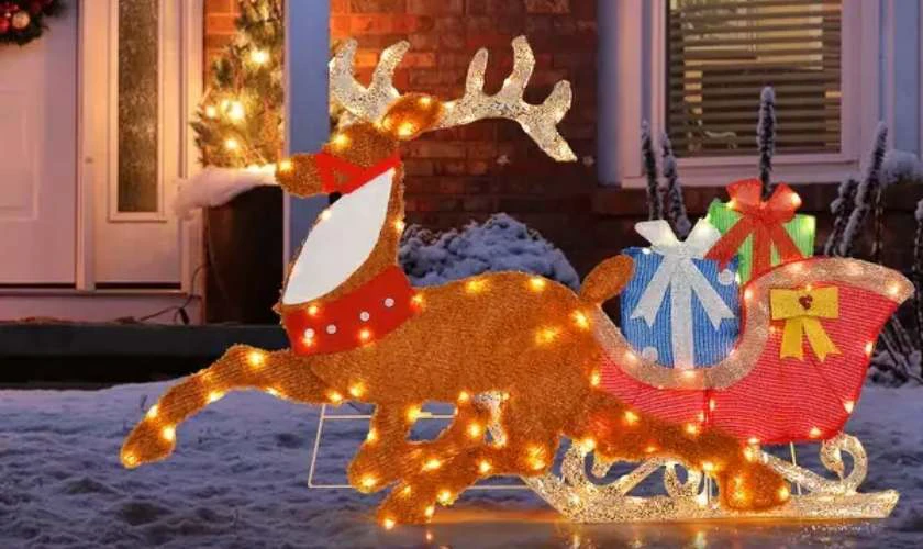 Trang trí tuần lộc và xe chở quà ngập tràn không khí noel