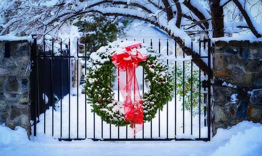 Trang trí Giáng sinh mầm non với tuyết trắng nhẹ nhàng