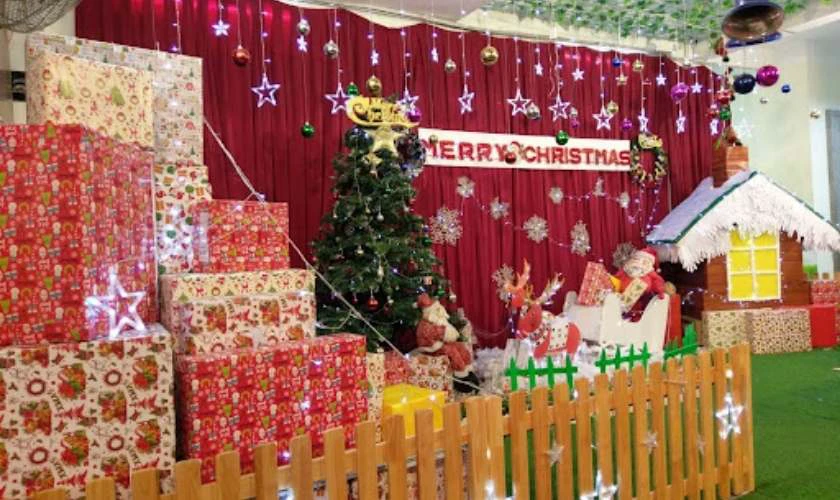 Trang trí Giáng sinh mầm non với lâu đài, hàng rào hấp dẫn