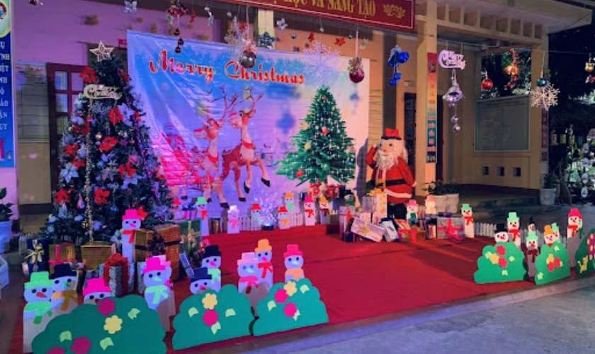 Trang trí Giáng sinh mầm non với backdrop đáng yêu