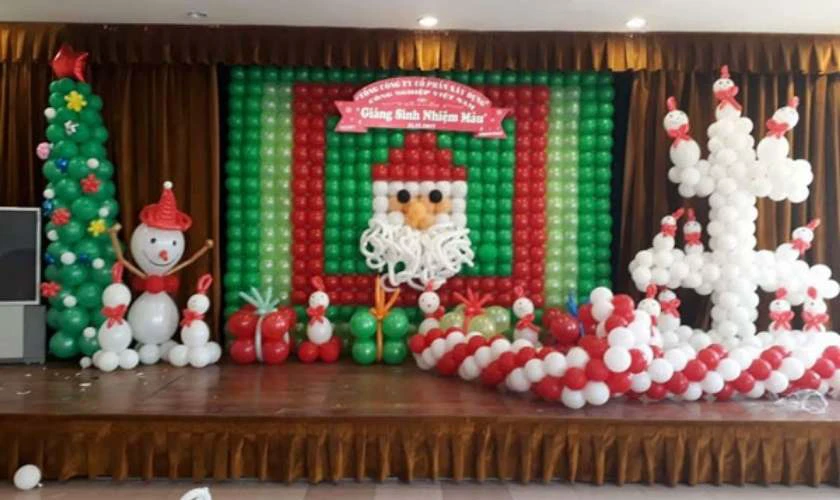 Trang trí Giáng sinh mầm non với backdrop nhiều màu sắc