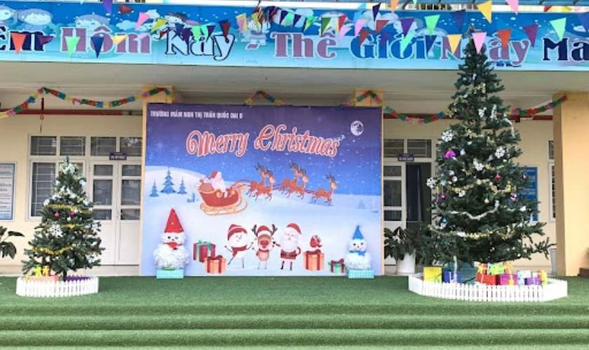 Trang trí Giáng sinh mầm non với backdrop tràn đầy sắc màu