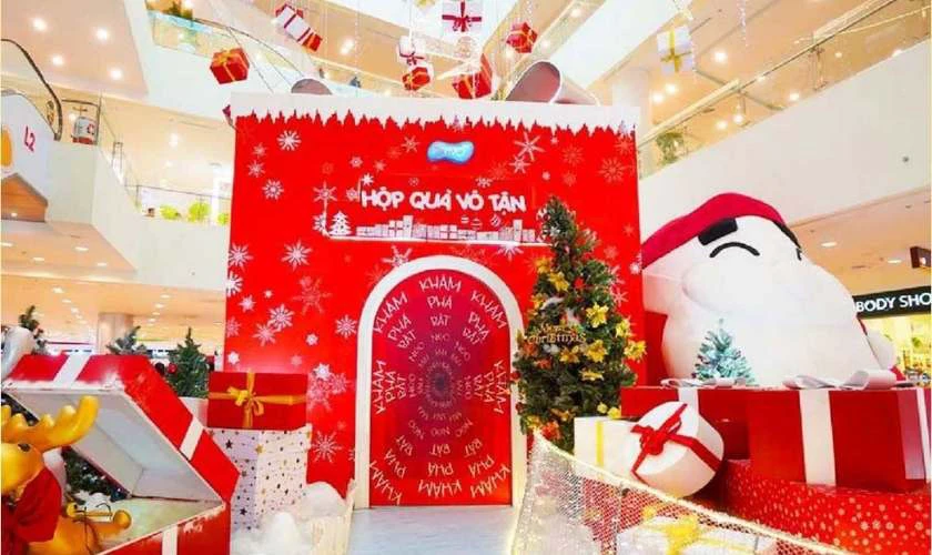 Trang trí Giáng sinh mầm non với hộp quà nhiều màu sắc