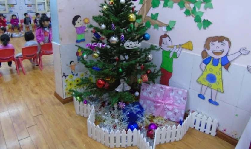 Trang trí Giáng sinh mầm non với hộp quà tràn đầy sắc màu