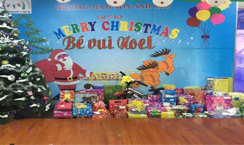Trang trí Giáng sinh mầm non với hộp quà ngập tràn không khí noel