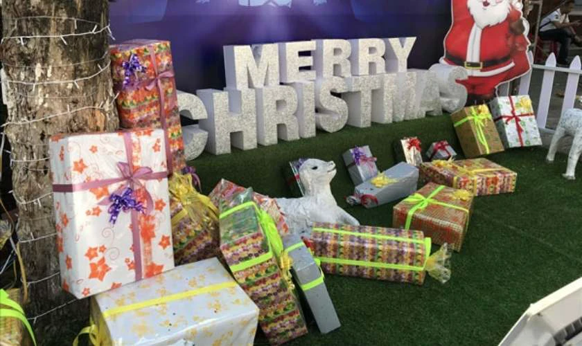 Trang trí Giáng sinh mầm non với hộp quà bắt mắt