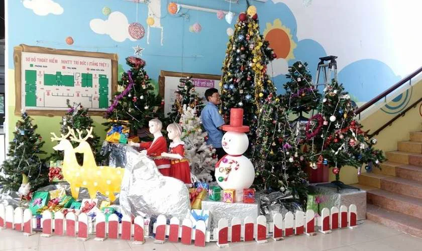 Trang trí Giáng sinh mầm non ở sân trường