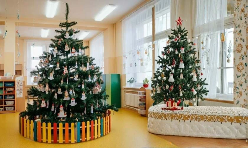 Trang trí Giáng sinh mầm non ở sân trường ấm áp