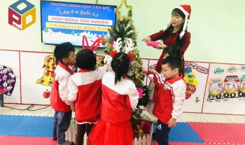 Trang trí Giáng sinh mầm non ở sân trường gần gũi