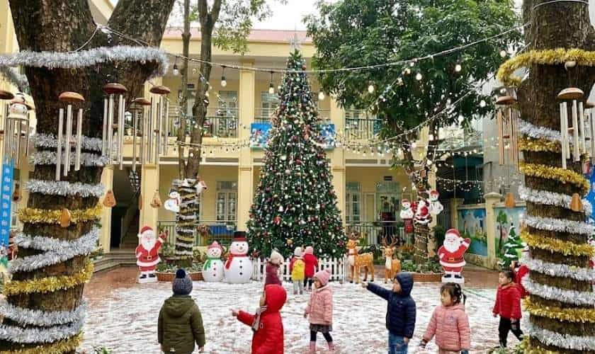 Trang trí Giáng sinh mầm non ở sân trường thú vị
