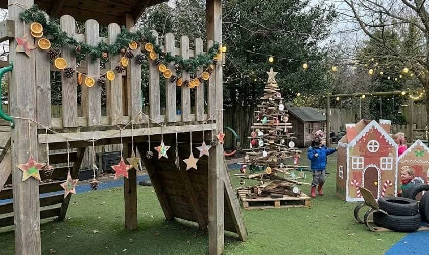 Trang trí Giáng sinh mầm non ở khu vui chơi gần gũi