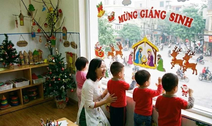 Trang trí Giáng sinh mầm non với decal cắt dán sặc sỡ