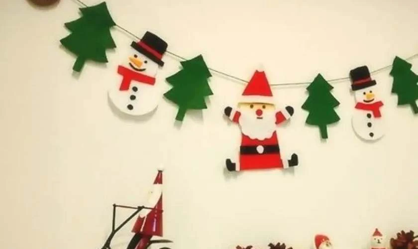 Trang trí Giáng sinh mầm non với decal cắt dán sáng tạo