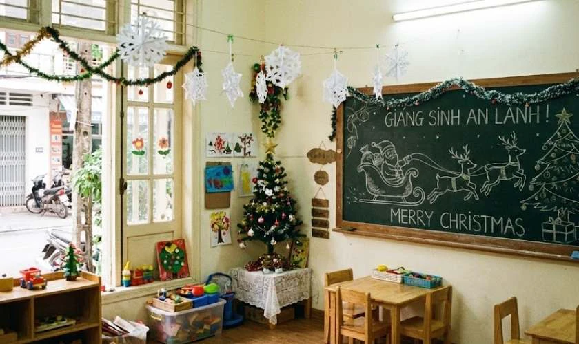 Trang trí Noel mầm non trên bảng lớp nhiều màu sắc