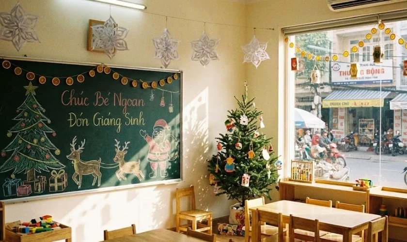 Decor Noel đặc biệt trên bảng lớp tươi tắn