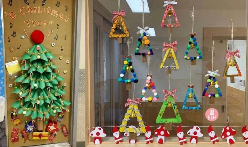 Trang trí Giáng sinh mầm non trên cửa lớp ấn tượng