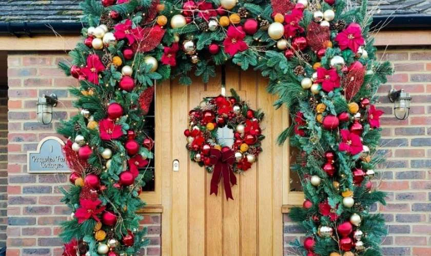 Trang trí Giáng sinh mầm non trên cửa lớp gần gũi