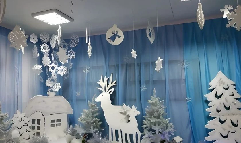 Trang trí trường với biểu tượng tuần lộc xốp