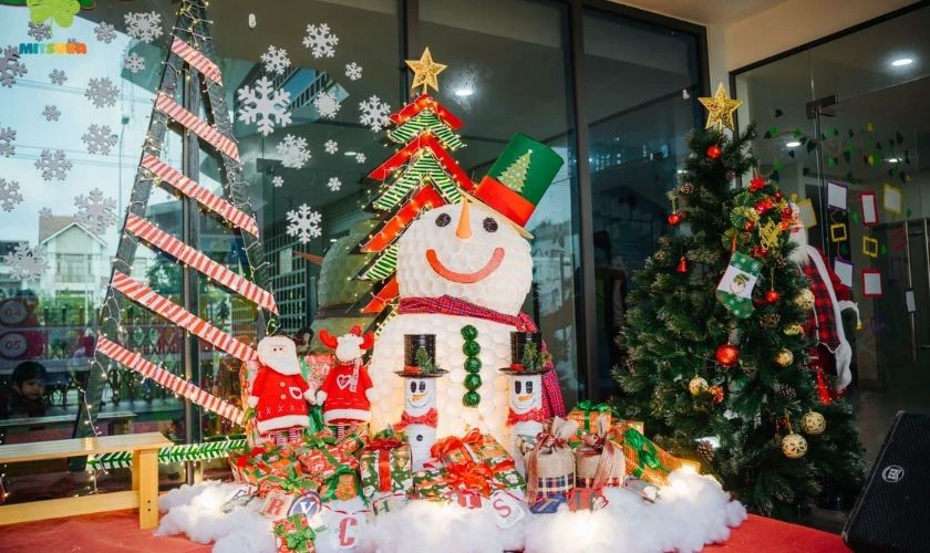 Trang trí Noel mầm non với cây thông đẹp