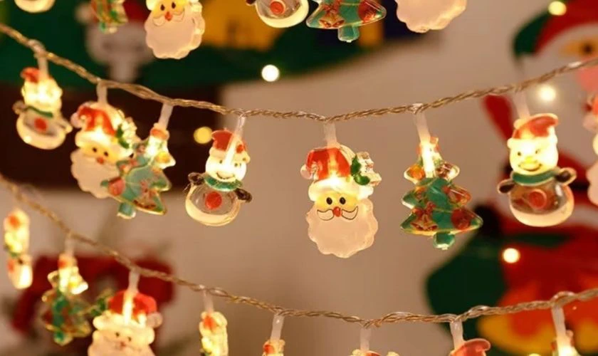Dây treo trang trí Giáng Sinh kết hợp LED lung linh
