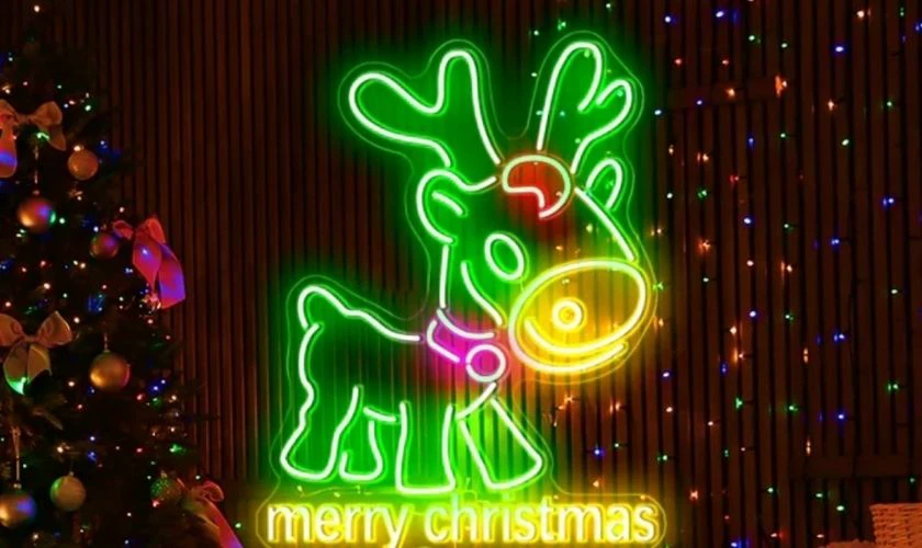 Trang trí Noel mầm non với dây đèn LED hình tuần lộc