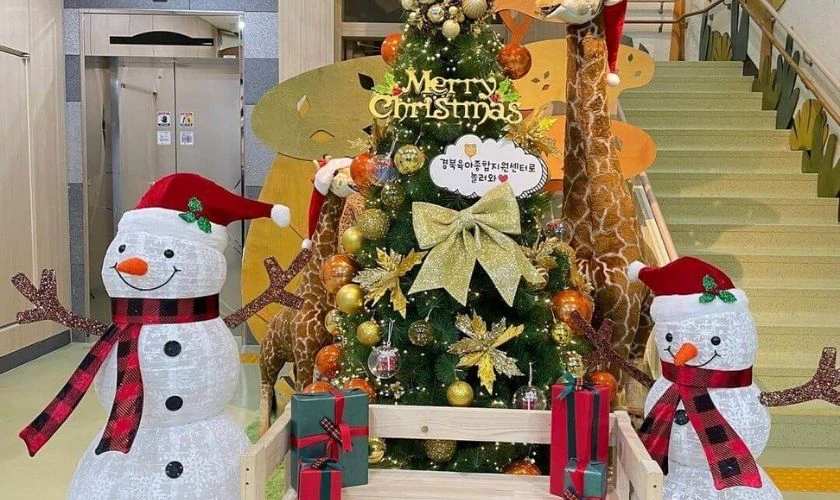 Tăng không khí Giáng Sinh với cây thông Noel