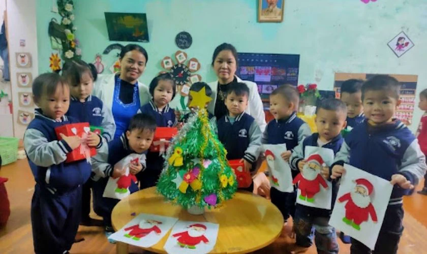 Trang trí lớp mầm non với hình vẽ ông già Noel của các bé