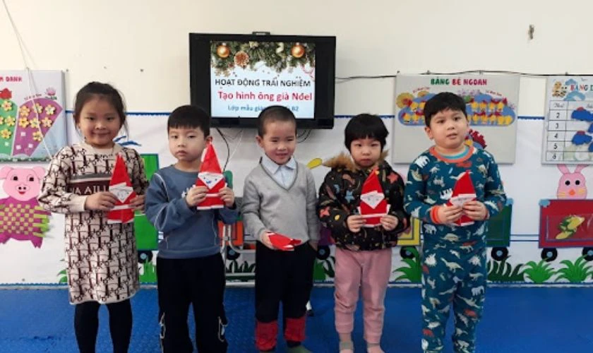 Hoạt động vẽ ông già Noel trang trí lớp học thú vị cho bé mầm non