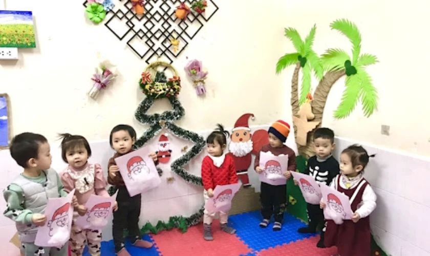 Hướng dẫn bé vẽ ông già Noel trang trí lớp học
