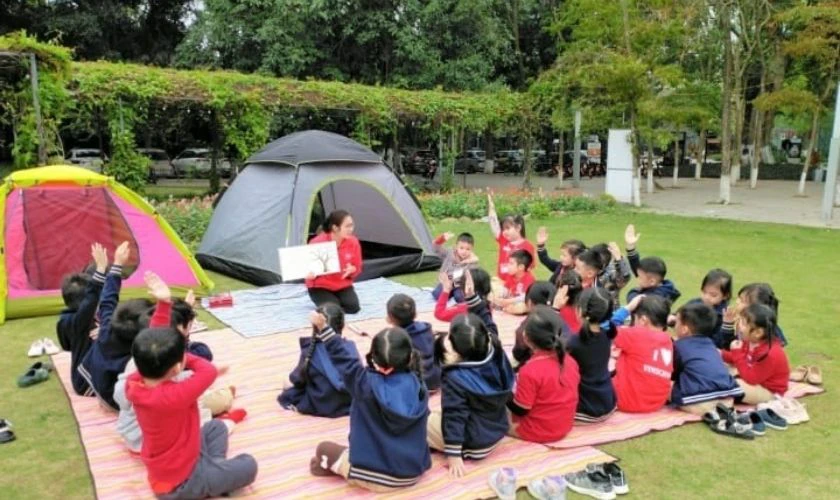 Cắm trại đón Giáng Sinh tại trường mầm non mang đến cho bé trải nghiệm mới mẻ