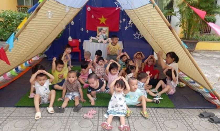 Tạo không khí lễ hội chân thực với hoạt động cắm trại cùng bé trong Giáng Sinh