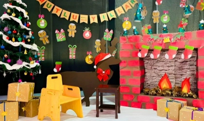 Mẫu trang trí Giáng Sinh mầm non với lò sưởi