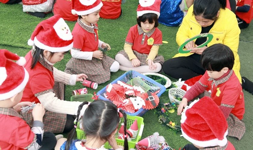 Tạo không gian sáng tạo cho trẻ với hoạt động trang trí Giáng Sinh tại lớp