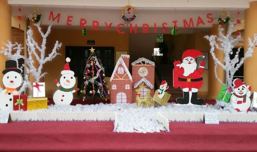 Trang trí trường với cây thông Noel và biểu tượng Giáng Sinh