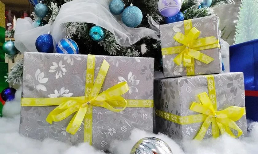 Trang trí Giáng Sinh mầm non với các hộp quà to thu hút trẻ