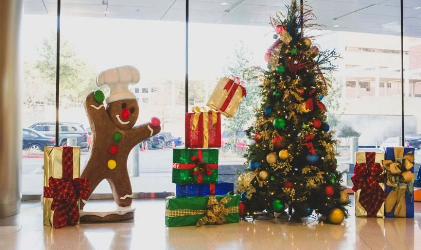 Trang trí Giáng sinh văn phòng bằng cây thông Noel