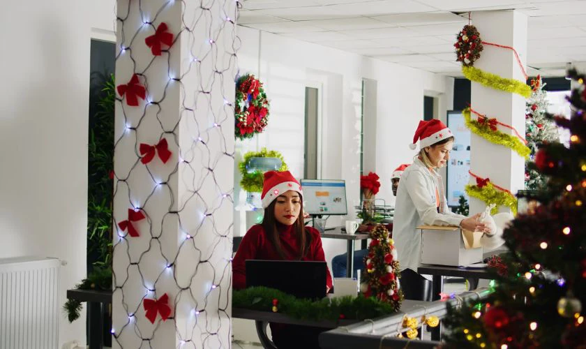 Trang trí Noel văn phòng bằng vòng nguyệt quế mini