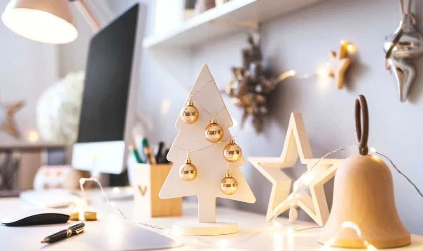 Trang trí Giáng sinh văn phòng bằng trái châu