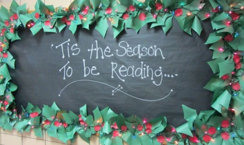 Trang trí Noel văn phòng bằng bảng tin đơn giản