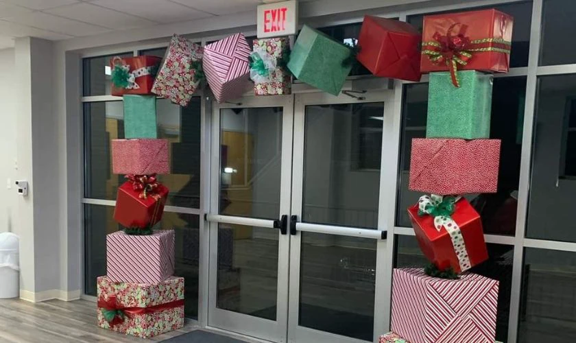 Trang trí Giáng sinh văn phòng bằng hộp quà màu sắc