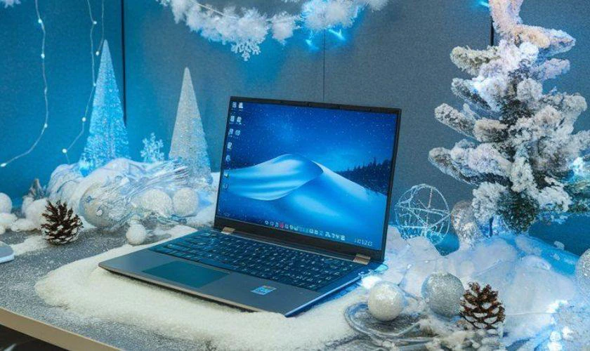 Trang trí Noel văn phòng bằng tuyết trắng