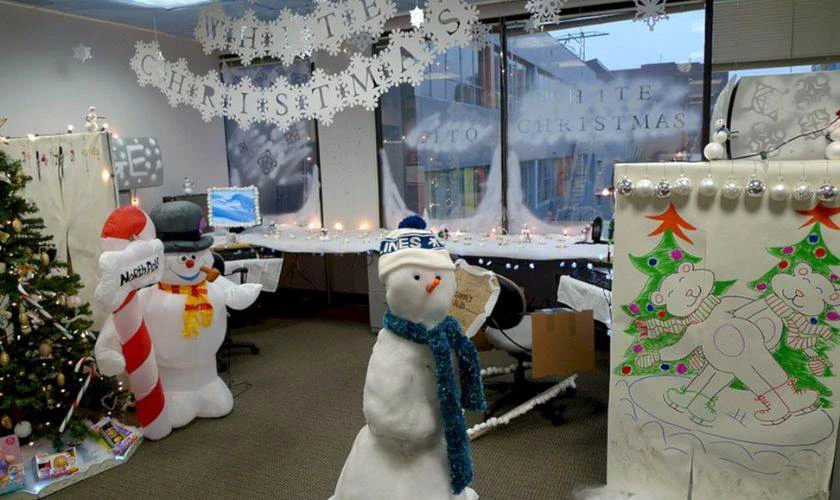 Trang trí Noel văn phòng bằng kim tuyến giả tuyết