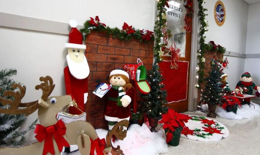 Trang trí Giáng sinh văn phòng bằng mô hình ông già Noel