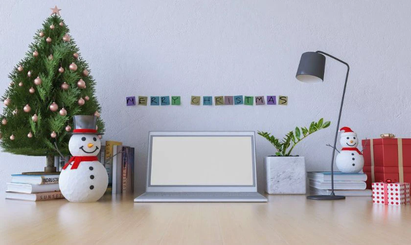 Đặt đồ trang trí Giáng sinh trên bàn làm việc