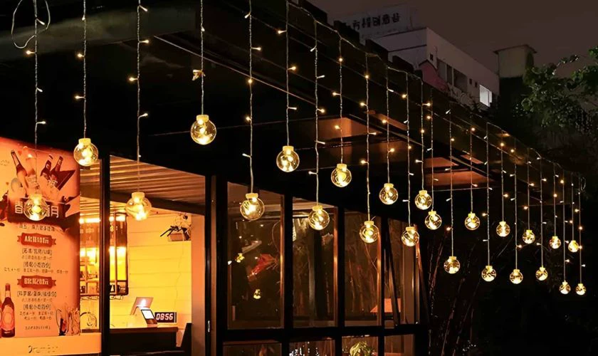 Treo đèn LED trên cửa đẹp