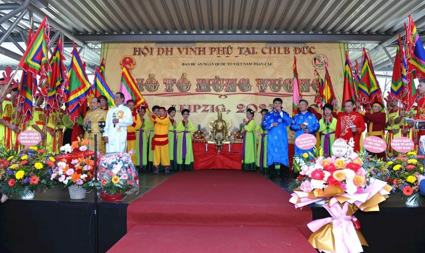 Làm trang trí sân khấu Giỗ tổ Hùng Vương
