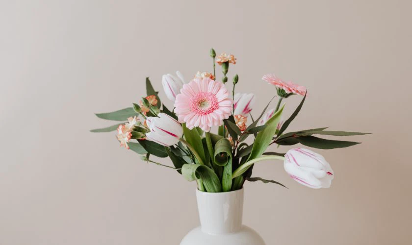 Hoàn thiện và trưng bày hoa tươi